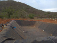 Aplikasi geomembrane pada pembuatan danau buatan.