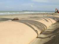Geotube dipasang di pantai untuk mencegah abrasi oleh ombak