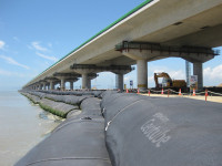 Geotube dipasang di pinggir pantai