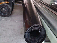 Gulungan geomembrane di gudang penyimpanan.