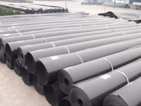 Gulungan geomembrane siap dipasarkan.