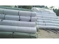 Gulungan non-woven geotextile siap digunakan.