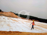 Pemasangan geotextile pada proyek pembangunan jalan di daerah Riau Pemasangan geotextile pada proyek pembangunan jalan di daerah Riau