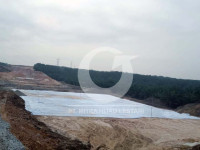 Pemasangan geotextile pada proyek pembangunan jalan di daerah Riau Pemasangan geotextile pada proyek pembangunan jalan di daerah Riau