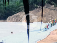 Pemasangan geotextile pada proyek pembangunan jalan di daerah Riau Pemasangan geotextile pada proyek pembangunan jalan di daerah Riau