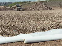 Proses pengerjaan pemasangan non-woven geotextile.