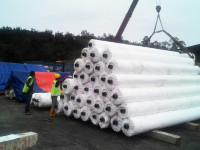 Tumpukan non-woven geotextile di tempat penyimpanan.