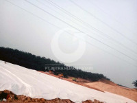 Proyek geotextile yang sedang dalam pengerjaan di Riau