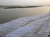 Geobag dapat menahan air sungai sehingga mencegah banjir.