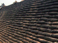 Instalasi geobag untuk penguatan lereng.