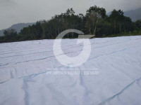 Tampak non-woven geotextile yang sudah siap dipasang untuk pembuatan jalan di daerah Sumatra Non-woven geotextile jalan Sumatra