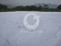 Salah satu pekerjaan geotextile untuk proyek jalan di daerah Sumatra Non-woven geotextile instalasi jalan Sumatra