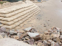 Pemasangan geobag di pinggir pantai.