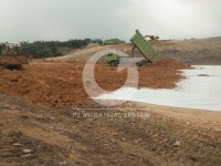 Setelah lapisan geotextile dipasang, kemudian ditimbun dengan tanah urug. Proses Pemasangan Geotextile di daerah Riau