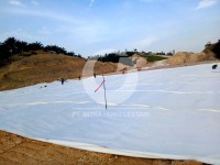 Salah satu proyek yang mengaplikasikan geotextile (dokumentasi PT. Mitra Hijau Lestari) Proses Pemasangan Geotextile di daerah Riau