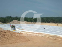 Proses pembentangan geotextile setelah tanah diratakan. Proses Pemasangan Geotextile di daerah Riau