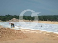 Proses pembentangan geotextile setelah tanah diratakan. Proses Pemasangan Geotextile di daerah Riau