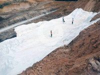 Pemasangan geotextile pada proyek pembangunan jalan di daerah Riau Pemasangan geotextile pada proyek pembangunan jalan di daerah Riau