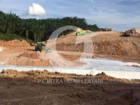 Pemasangan geotextile pada proyek pembangunan jalan di daerah Riau Pemasangan geotextile pada proyek pembangunan jalan di daerah Riau